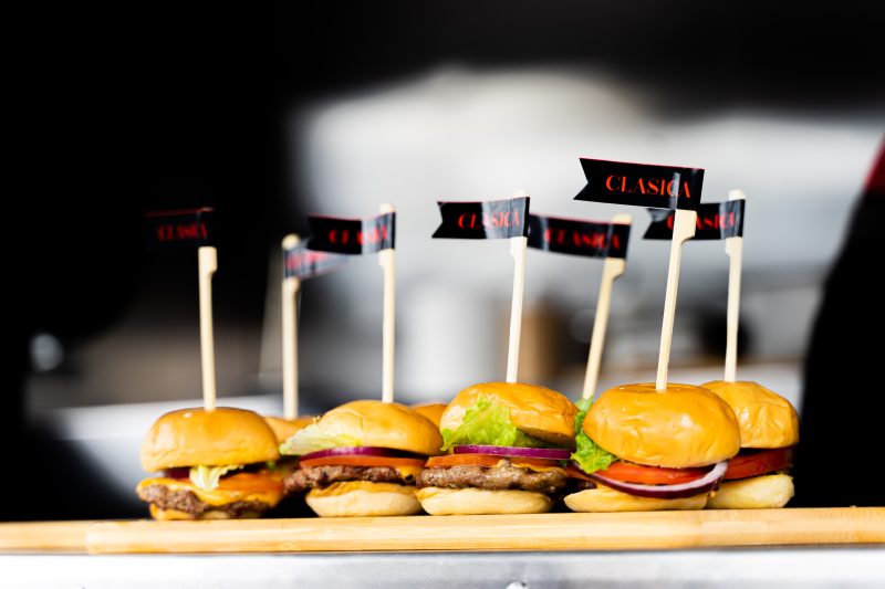 Hamburguesas Del Puente impulsa su crecimiento con nuevos servicios que innovan la experiencia gastronómica en los eventos corporativos y sociales de Guatemala