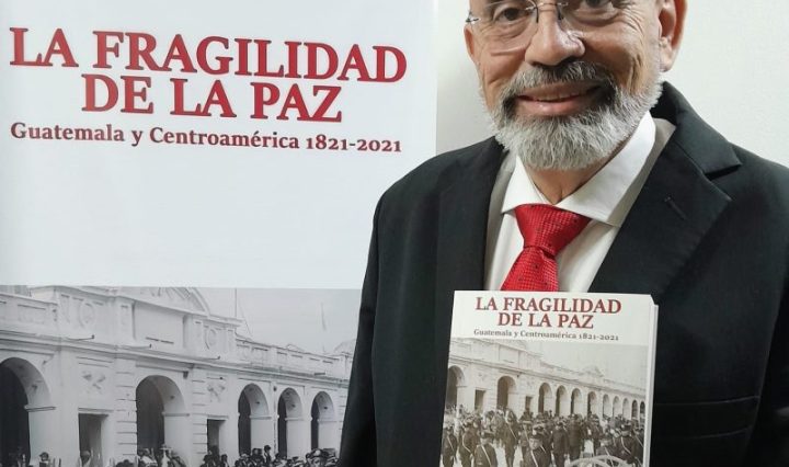 Jorge Antonio Orte y su libro.