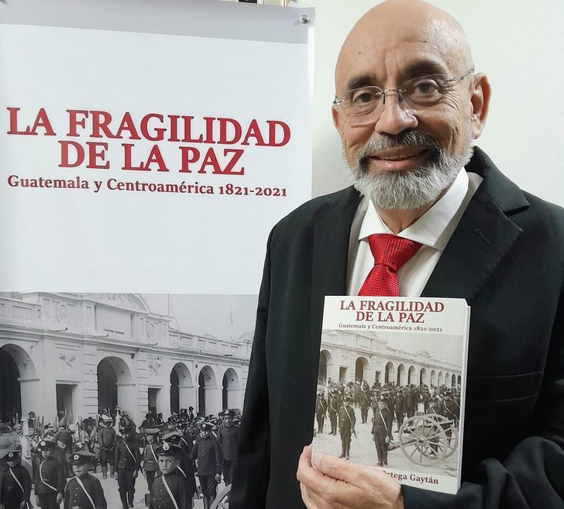 Jorge Antonio Orte y su libro.