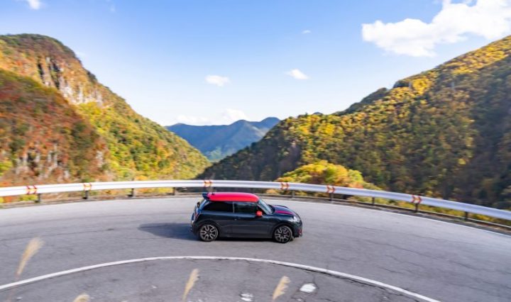 MINI John Cooper Works en la carretera más sinuosa de Japón.