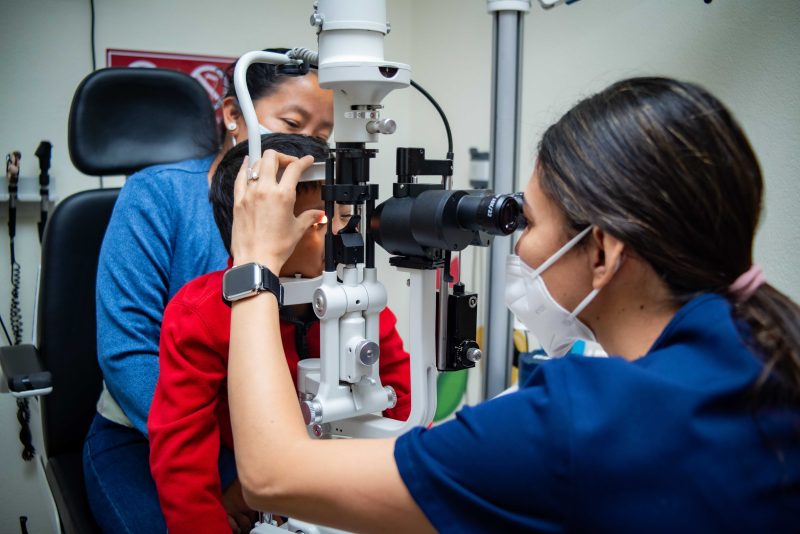 Expertos hacen un llamado a priorizar la salud visual en el inicio del ciclo escolar 2026