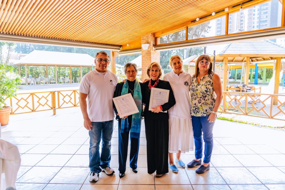 Foto oficial 02 La Pepita Editorial premiación Delia Quiñonez y Carmen Matute