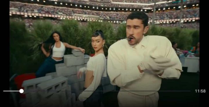 Guatemalteca participa en el show de medio tiempo del Super Bowl junto a Bad Bunny y ondea la bandera nacional ante millones de espectadores