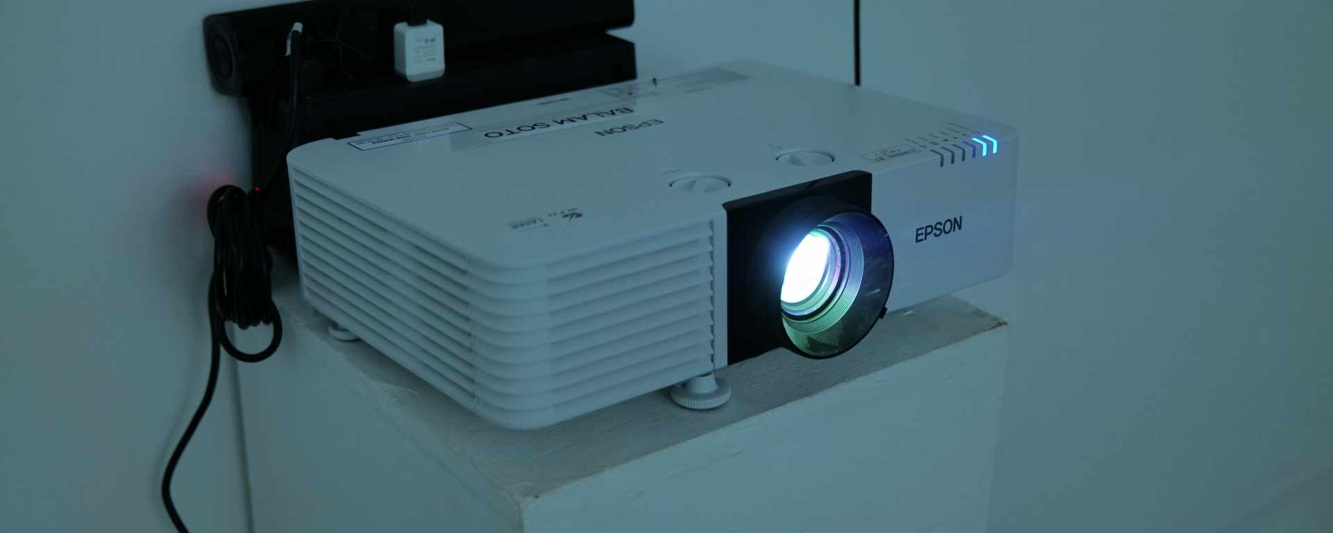 Luz, color y creación: la magia del arte digital proyectado