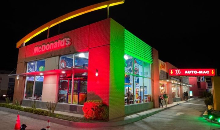 McDonald’s se iluminó de colores para celebrar el Día Mundial del Síndrome de Down
