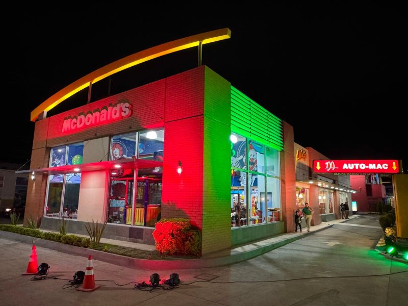 McDonald’s se iluminó de colores para celebrar el Día Mundial del Síndrome de Down