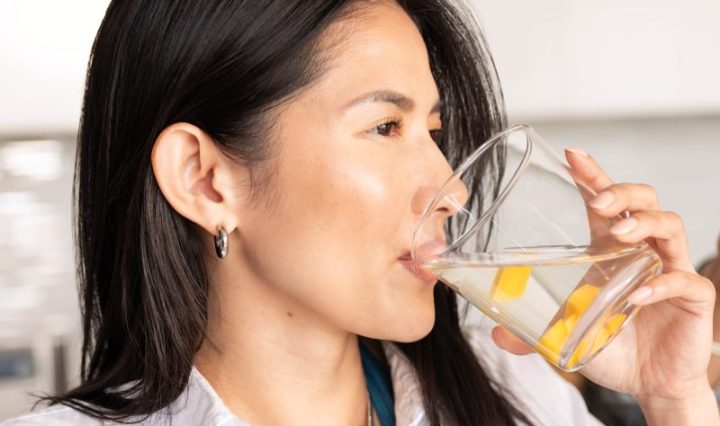 Altas temperaturas y celebraciones aumentan el riesgo de deshidratación: cómo prevenirla