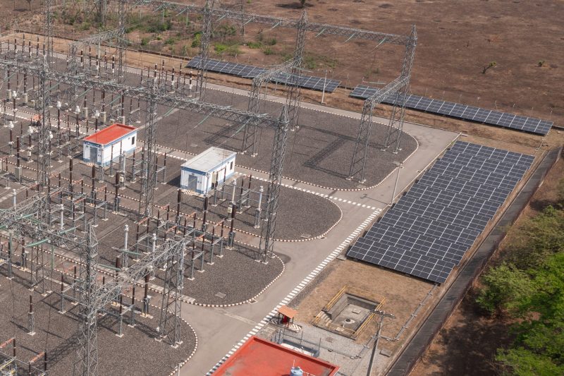 Energía solar impulsa la operación básica de subestaciones de transmisión en el Sur del país.
