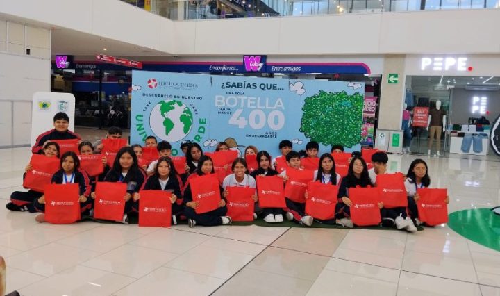 Metrocentro crea mural ecológico de Snoopy junto a sus clientes