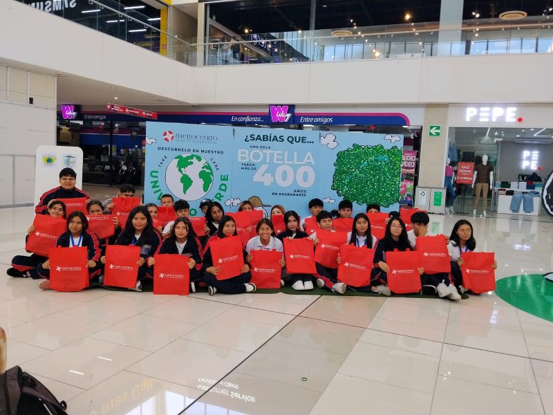 Metrocentro crea mural ecológico de Snoopy junto a sus clientes