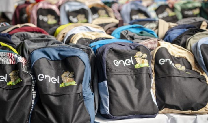 UNIFORMES DE ENEL GUATEMALA SE TRANSFORMAN EN MOCHILAS PARA LA NIÑEZ Y EN OPORTUNIDADES DE NEGOCIO PARA MUJERES EN BAJA VERAPAZ
