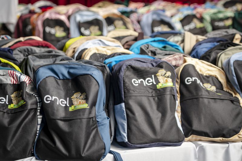 UNIFORMES DE ENEL GUATEMALA SE TRANSFORMAN EN MOCHILAS PARA LA NIÑEZ Y EN OPORTUNIDADES DE NEGOCIO PARA MUJERES EN BAJA VERAPAZ