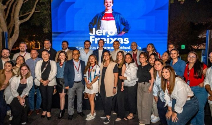 Almacenes SIMAN acerca a sus clientes a la pasión del fútbol con un meet & greet junto a Jero Freixas