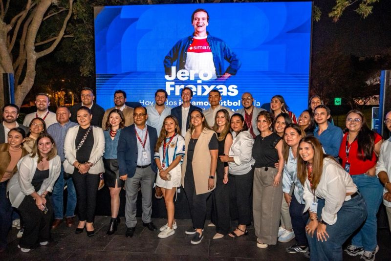 Almacenes SIMAN acerca a sus clientes a la pasión del fútbol con un meet & greet junto a Jero Freixas