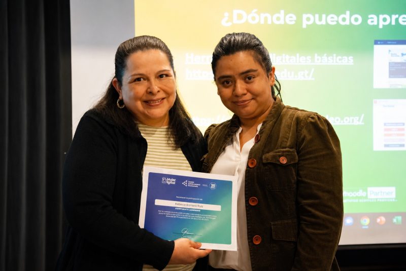 Formar talento femenino en tecnología aumenta su ingreso promedio en más de 33%