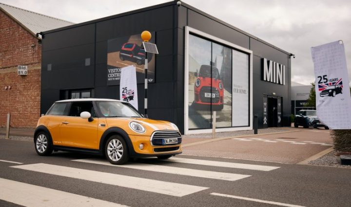 Un Millón de kilómetros en un MINI Cooper D: Viaje de aniversario a la planta de Oxford y el inicio de una nueva misión