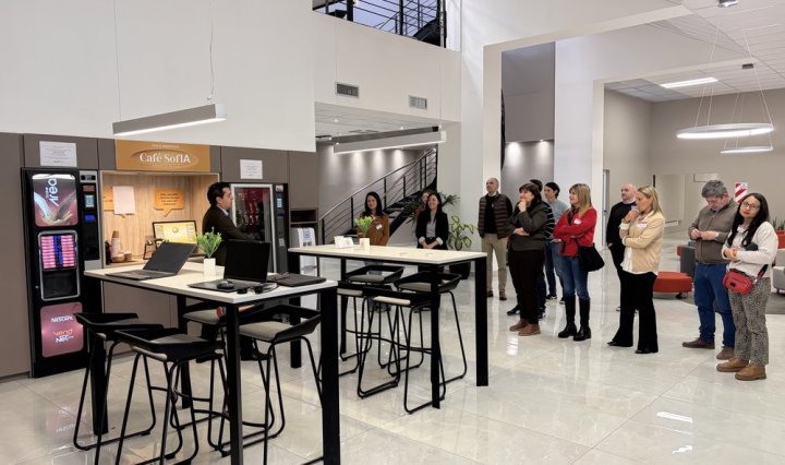 ADEN convierte un café en un laboratorio real de inteligencia artificial con sus alumnos