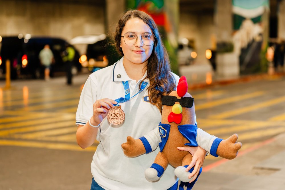 Estudiantes del Colegio Castillo Córdova obtienen plata y bronce en Olimpiada Mundial de Jóvenes Matemáticos