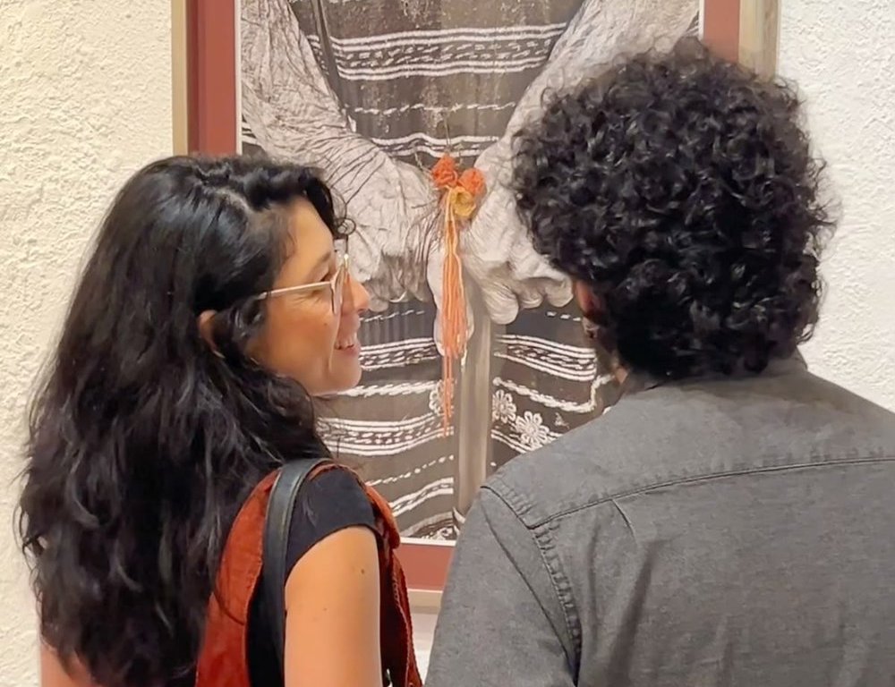 Andrea Aragon presenta Mujeres, hilos y raíces en Mesón Panza Verde
