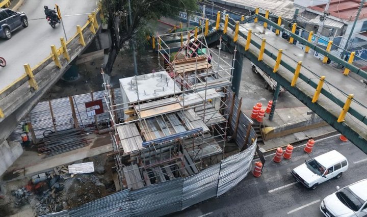 Las torres del AeroMetro se construyen bajo estándares internacionales sin afectar el espacio vial