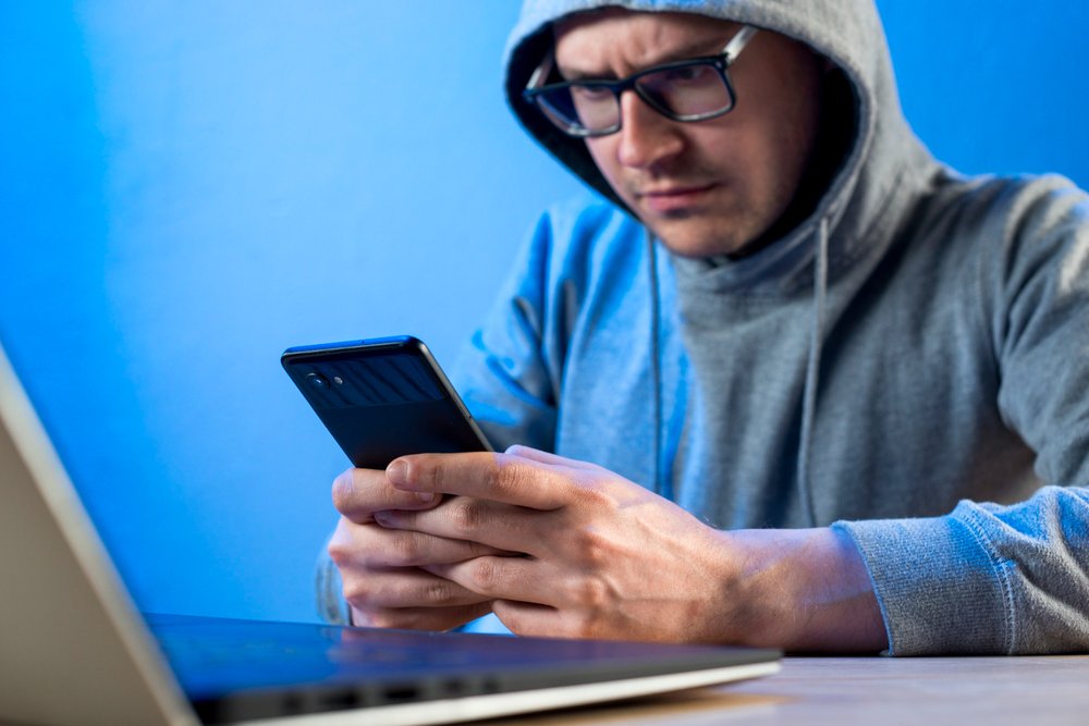 ¿Qué puede hacer un ciberdelincuente con mi número de teléfono
