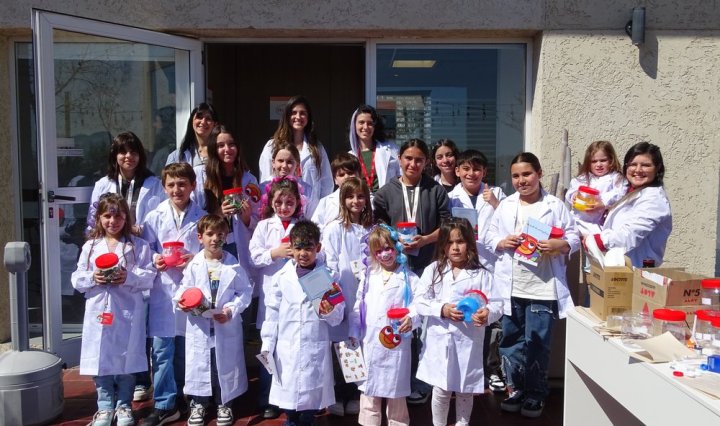 Henkel ampliará significativamente su iniciativa científica global «Mundo de Investigadores»